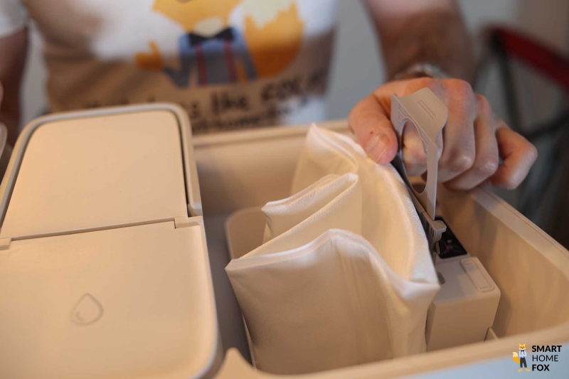 Замена одноразового пылесборника в ультрастанции Roborock S8 Pro.